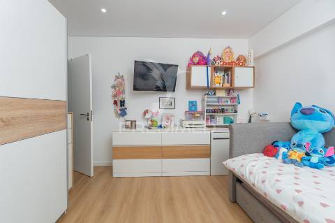 Apartamento t3 remodelado com vista sobre o tejo