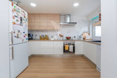 Apartamento t3 remodelado com vista sobre o tejo