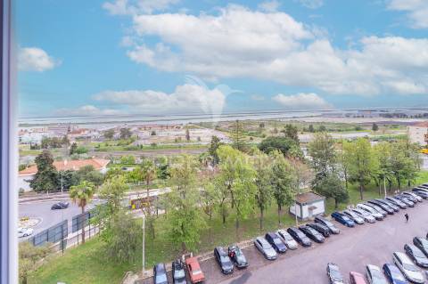 Apartamento t3 remodelado com vista sobre o tejo