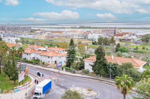 Apartamento t3 remodelado com vista sobre o tejo