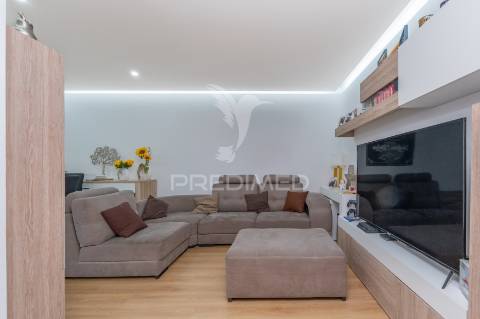 Apartamento t3 remodelado com vista sobre o tejo