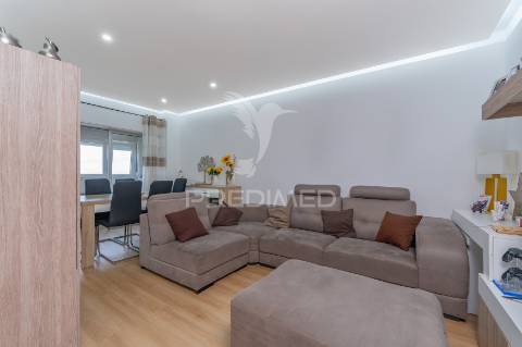 Apartamento t3 remodelado com vista sobre o tejo