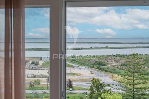 Apartamento t3 remodelado com vista sobre o tejo