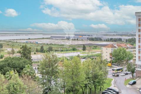 Apartamento t3 remodelado com vista sobre o tejo