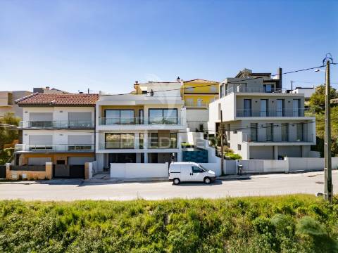 Moradia de 3 pisos com vista rio com piscina