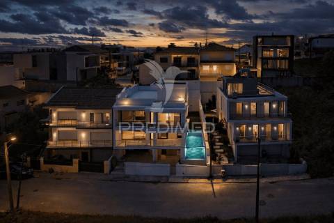 Moradia de 3 pisos com vista rio com piscina