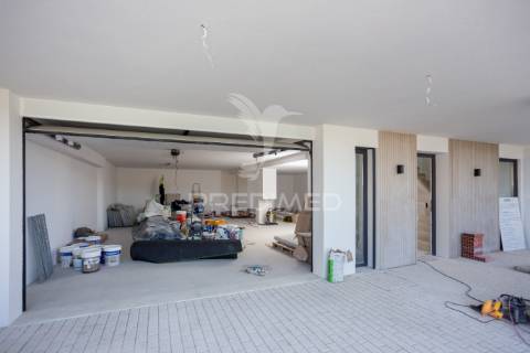 Moradia de 3 pisos com vista rio com piscina