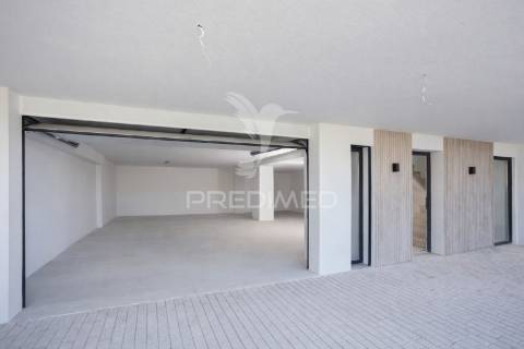 Moradia de 3 pisos com vista rio com piscina