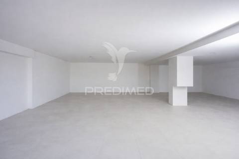 Moradia de 3 pisos com vista rio com piscina