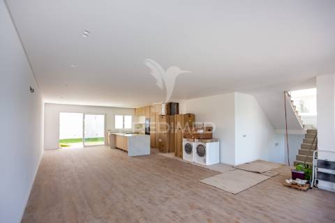 Moradia de 3 pisos com vista rio com piscina