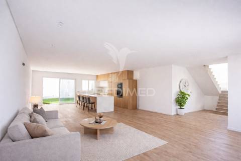 Moradia de 3 pisos com vista rio com piscina