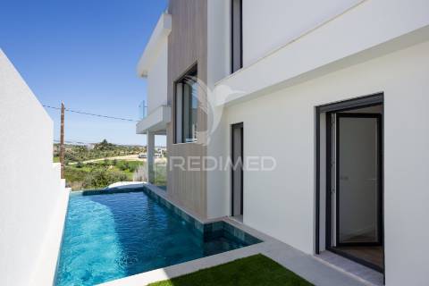 Moradia de 3 pisos com vista rio com piscina