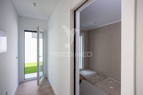 Moradia de 3 pisos com vista rio com piscina