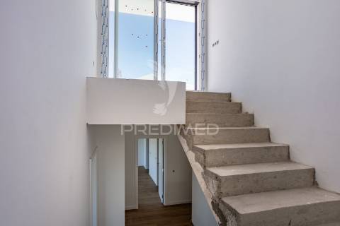 Moradia de 3 pisos com vista rio com piscina