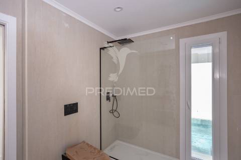 Moradia de 3 pisos com vista rio com piscina