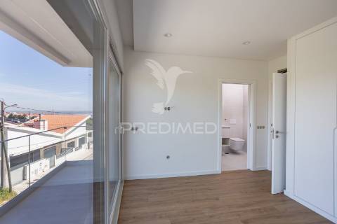 Moradia de 3 pisos com vista rio com piscina