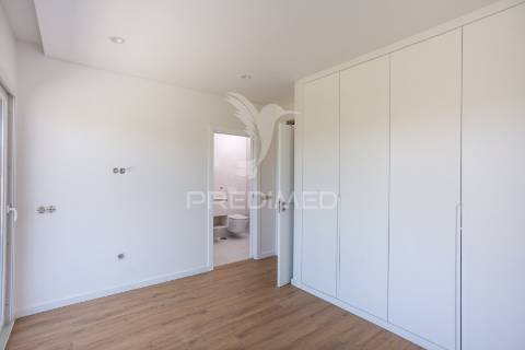 Moradia de 3 pisos com vista rio com piscina