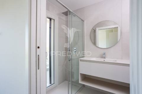 Moradia de 3 pisos com vista rio com piscina