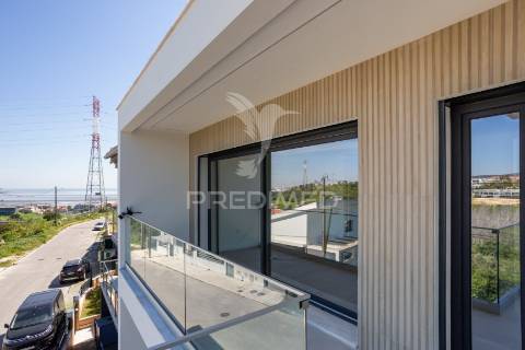 Moradia de 3 pisos com vista rio com piscina