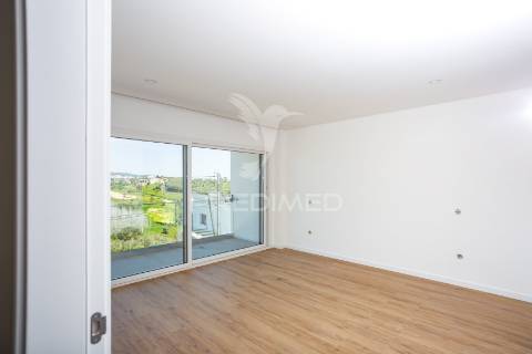 Moradia de 3 pisos com vista rio com piscina