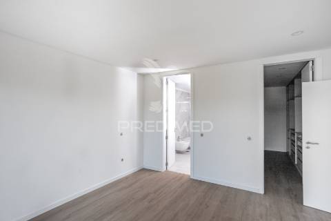 Moradia de 3 pisos com vista rio com piscina