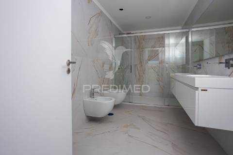 Moradia de 3 pisos com vista rio com piscina