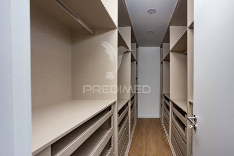 Moradia de 3 pisos com vista rio com piscina