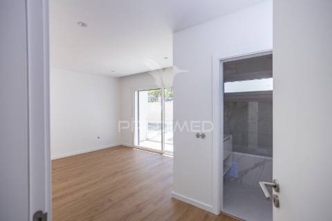 Moradia de 3 pisos com vista rio com piscina