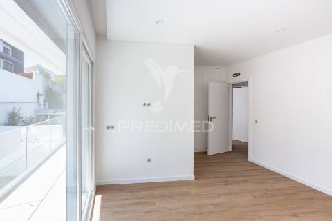 Moradia de 3 pisos com vista rio com piscina