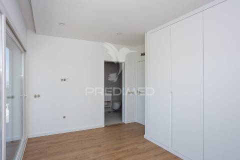 Moradia de 3 pisos com vista rio com piscina