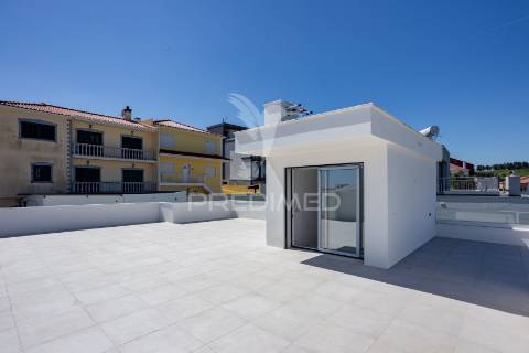 Moradia de 3 pisos com vista rio com piscina