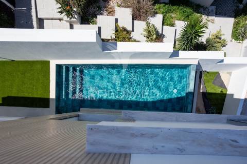 Moradia de 3 pisos com vista rio com piscina