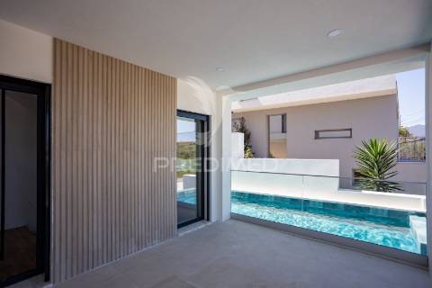 Moradia de 3 pisos com vista rio com piscina