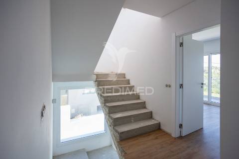 Moradia de 3 pisos com vista rio com piscina