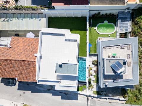 Moradia de 3 pisos com vista rio com piscina