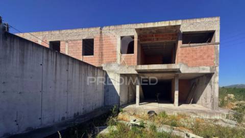 Moradia  térrea em construção