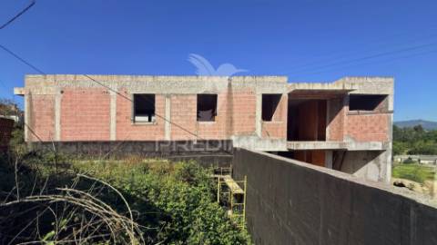 Moradia  térrea em construção
