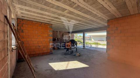 Moradia  térrea em construção