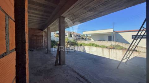 Moradia  térrea em construção
