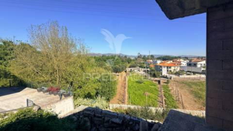 Moradia  térrea em construção