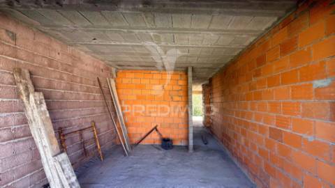 Moradia  térrea em construção