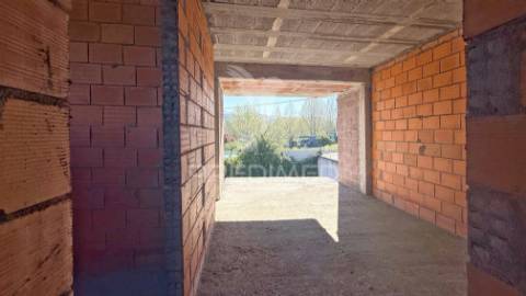 Moradia  térrea em construção