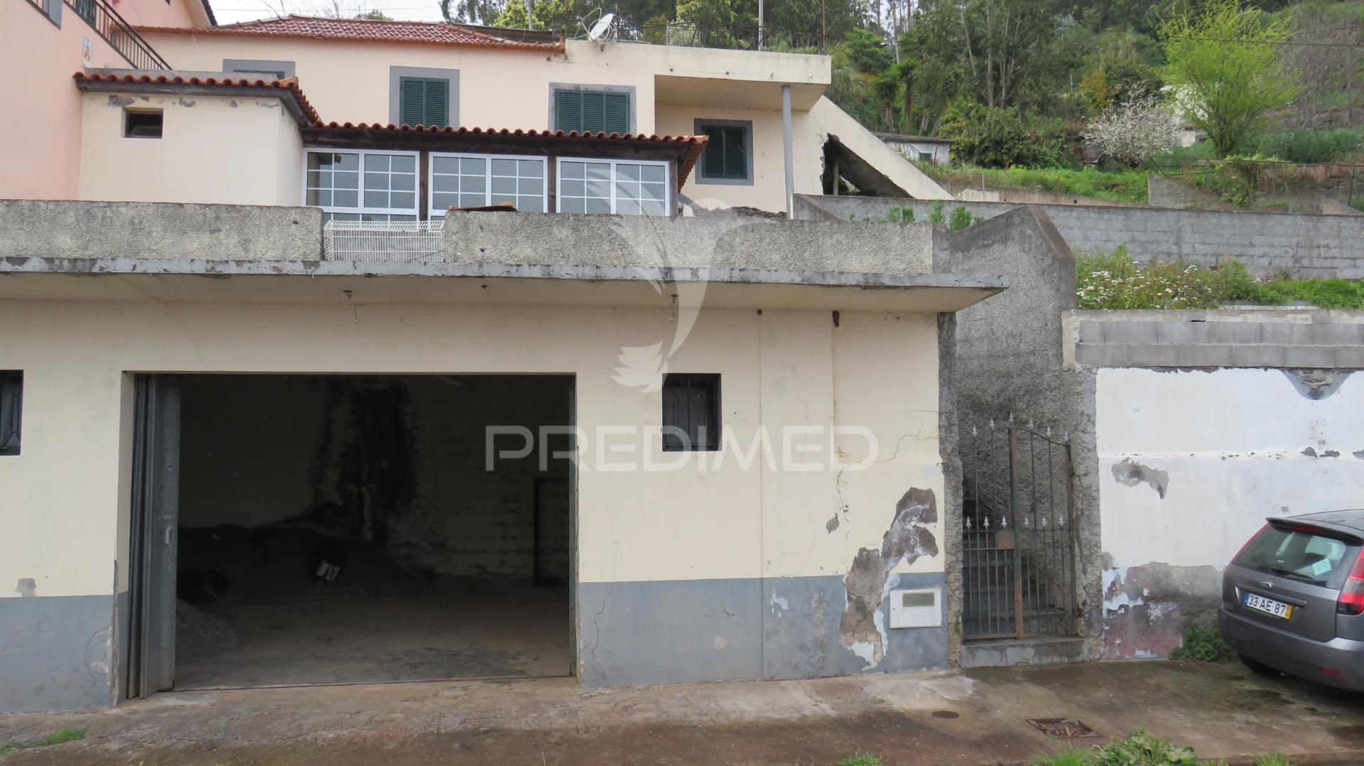 Moradia tipologia t3 e terreno em câmara de lobos