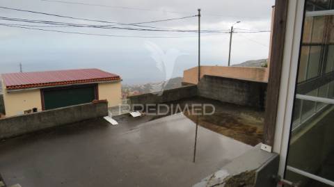 Moradia tipologia t3 e terreno em câmara de lobos