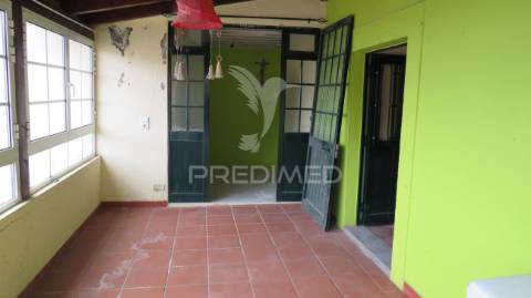 Moradia tipologia t3 e terreno em câmara de lobos