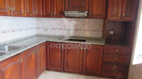 Moradia tipologia t3 e terreno em câmara de lobos