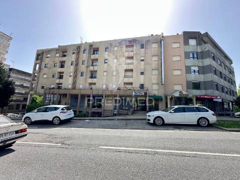 Loja para arrendamento no centro de valença | edifício s. gião