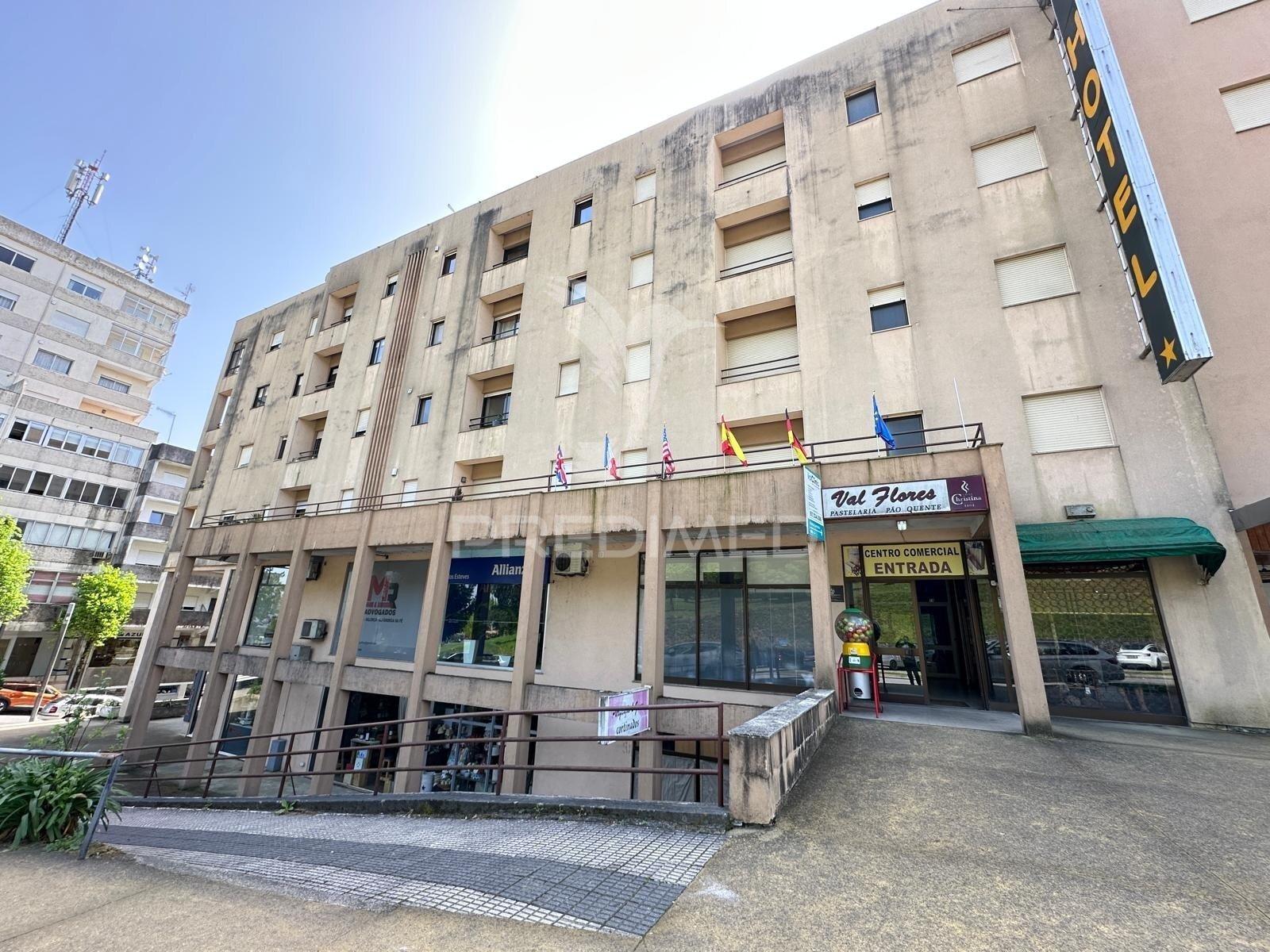 Loja para arrendamento no centro de valença | edifício s. gião