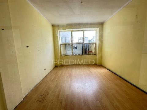 Loja para arrendamento no centro de valença | edifício s. gião