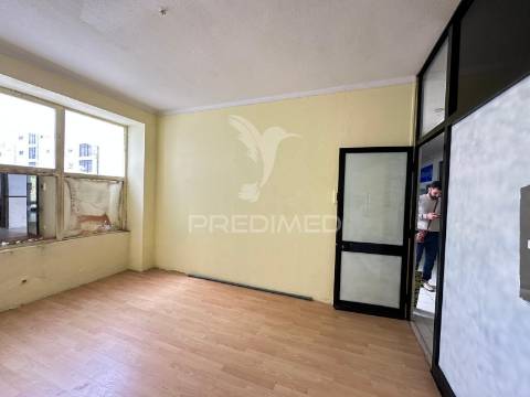 Loja para arrendamento no centro de valença | edifício s. gião